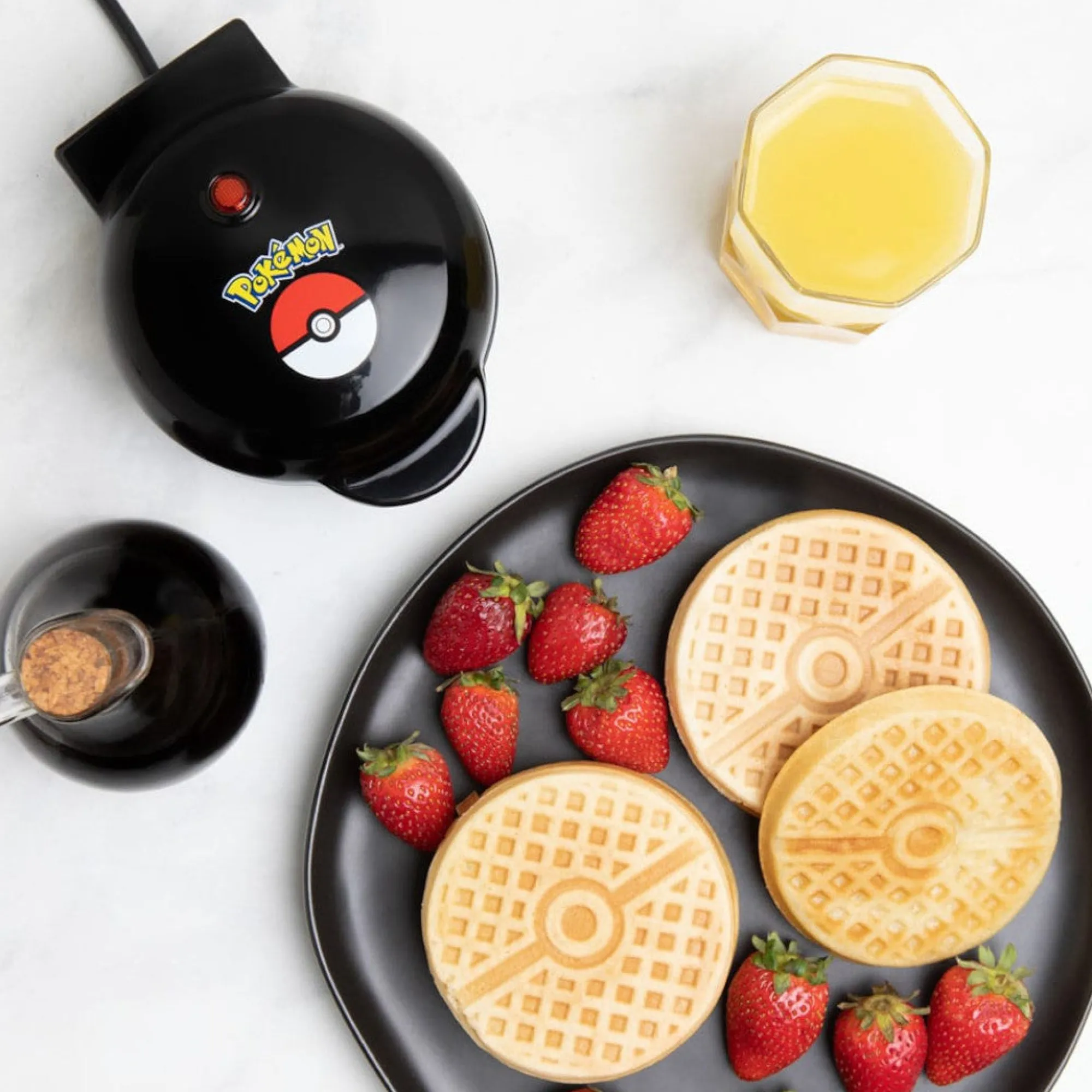 Uncanny Brands Pokémon Waffeleisen Pokéball New