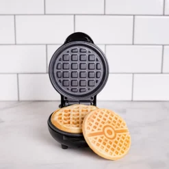 Uncanny Brands Pokémon Waffeleisen Pokéball New