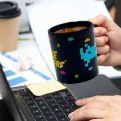 Mad Monkey Space Invaders Logo Tasse mit Metallic Finish Outlet